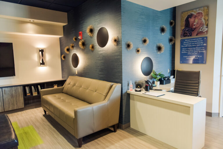 RMHCfamilyroom20